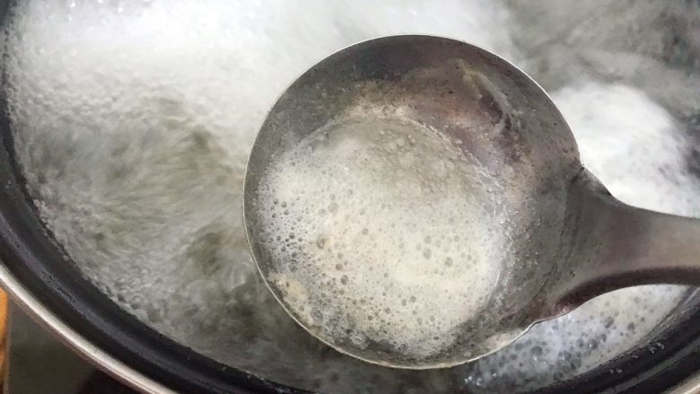 升级版腌笃鲜~不一样的杭帮菜,水再次煮开之后会有浮沫,用勺子撇去