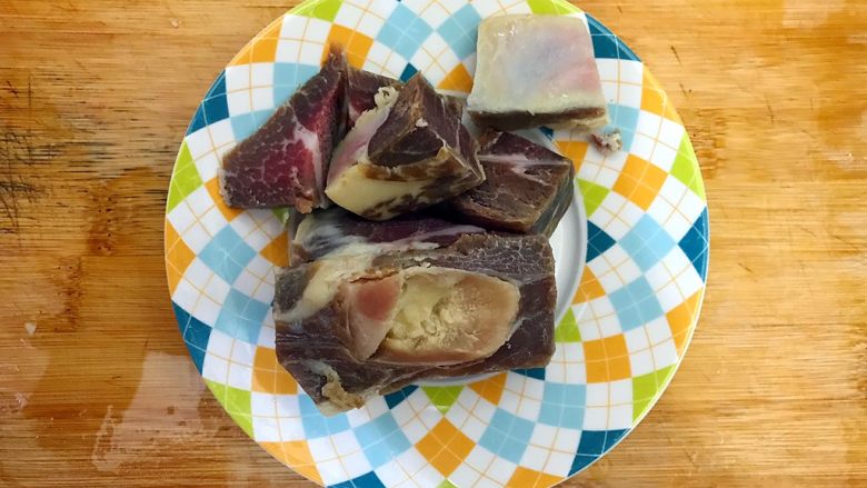 升级版腌笃鲜~不一样的杭帮菜,<a style='color:red;display:inline-block;' href='/shicai/ 426'>咸肉</a>稍微冲洗一下,切块