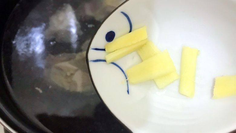 升级版腌笃鲜~不一样的杭帮菜,下剩余的姜片,再加一大勺料酒
