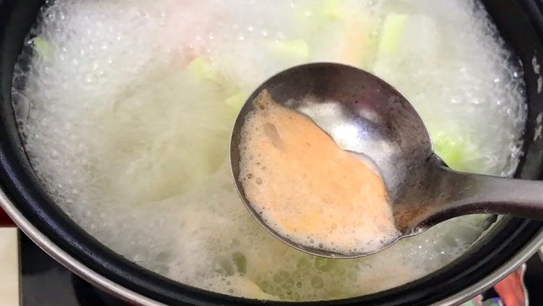 升级版腌笃鲜~不一样的杭帮菜,水煮开后,撇去浮沫