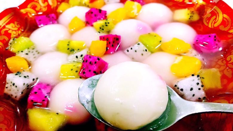 水果涝汤圆,元宵佳节吃上这样一碗水果涝黑芝麻汤圆是件好幸福的事情噢