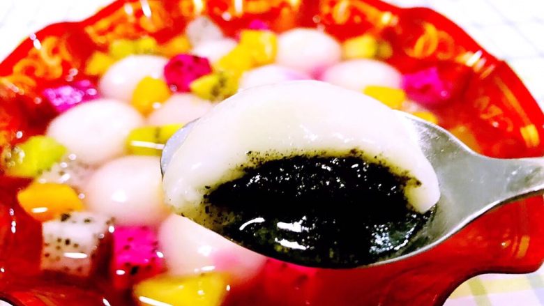 水果涝汤圆,黑芝麻汤圆入口滑嫩咬开黑芝麻馅料香浓细腻唇齿留香入口即化