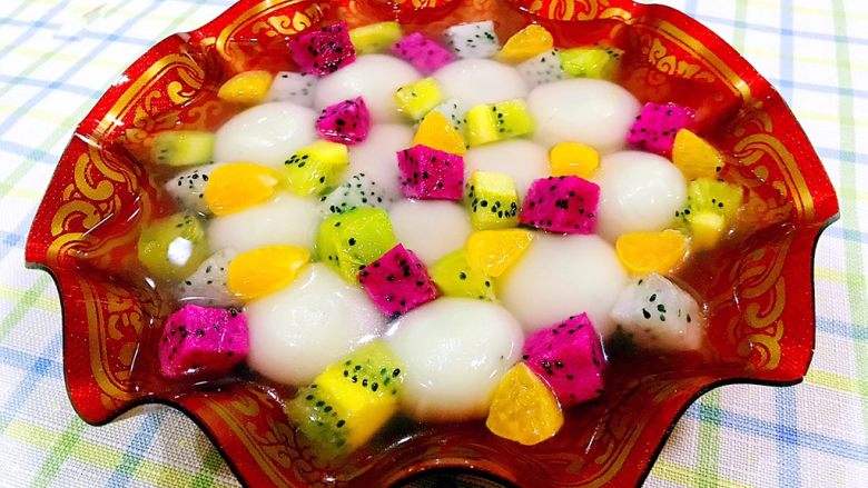 水果涝汤圆,将备好的水果放入黑芝麻汤圆上瞬间高大上滴