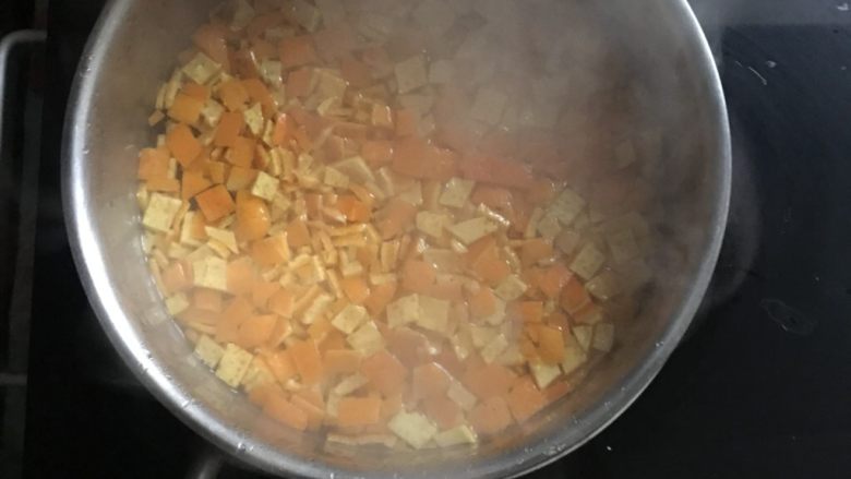 老冰糖橙皮丁,不锈钢奶锅先放入水烧开后下橙皮丁,煮开后1分钟关火
