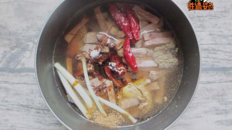 自制牛肉干,倒入酱油、啤酒、盐、耗油、糖、小火卤制15分钟,
