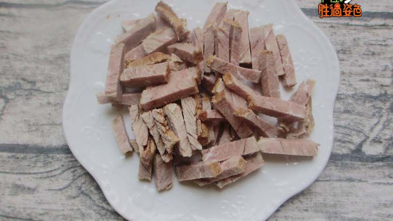 自制牛肉干,将<a style='color:red;display:inline-block;' href='/shicai/ 216'>牛肉</a>切成筷子粗细长约4厘米的长条,绰热水捞出