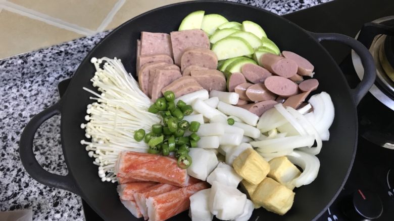 韩国芝士部队锅,除了大葱以外的食材都摆进锅里,什么铁锅砂锅都可以,只要能装进去,还能端上桌子,还好看的