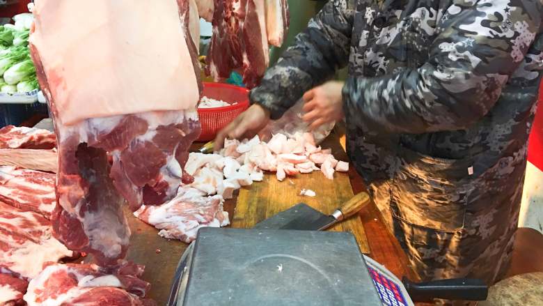 0失誤熬豬油,讓豬肉販子大叔幫你把板油改刀切塊，豬板油並不等同於貼著瘦肉的厚厚肥肉哦！不懂識別的小伙伴們，抽空我再補一張豬板油的照片。
聽大叔們講，豬板油也有凍品和新鮮的，反正我一直是以稍高的價格買入我認為是新鮮品質的豬板油ヾ(●´▽`●)ノ