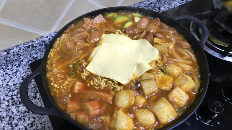 韩国芝士部队锅,加入芝士片