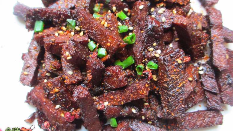 自制牛肉干,一次可以多做一些放盒子里储存起来,慢慢吃