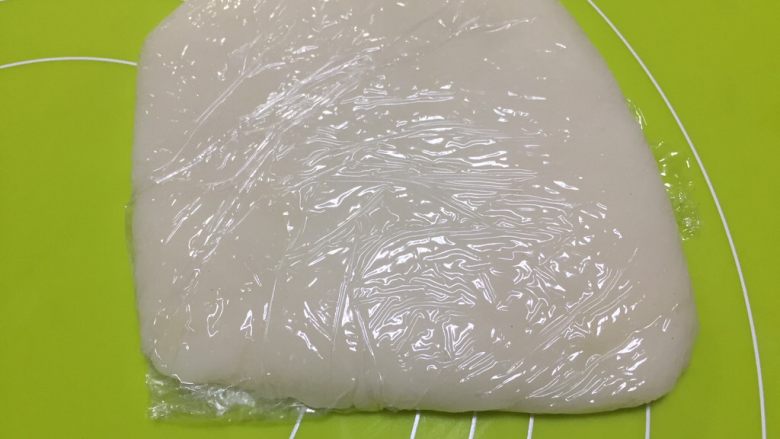 草莓大福,用筷子搅拌一会儿,然后把面团倒入保鲜膜上,放至温热