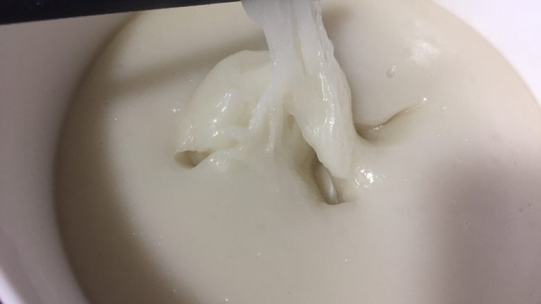 草莓大福,用筷子插入看一下,面团透明了,没有白芯就好了