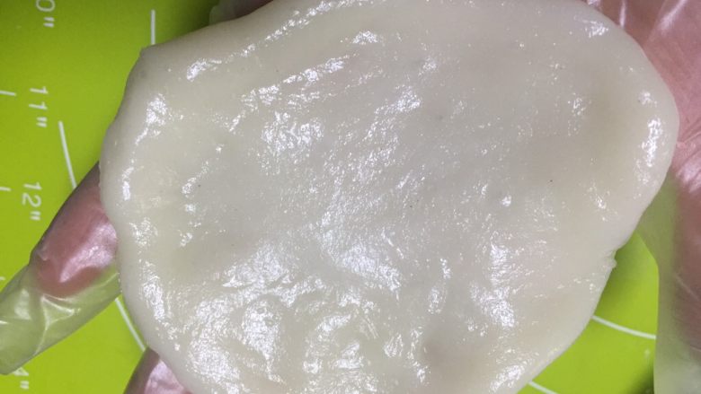 草莓大福,在不粘布上擀成手掌大的圆形,我用的不粘布哦,带上手套操作一点也不粘,做顺手了你也可以自己用手掌压薄直接操作就好,或者面团上垫层保鲜膜进行擀皮就好