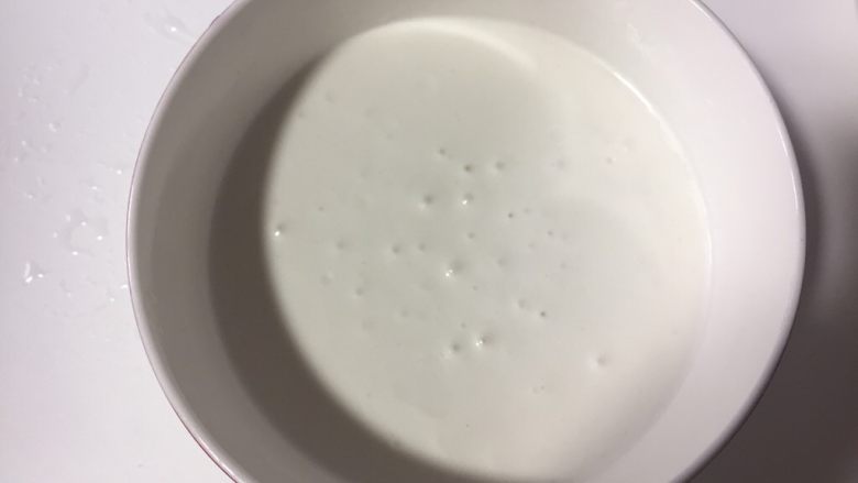 草莓大福,面糊倒入蒸碗里,盖上盖子,大火烧开后放入蒸25分钟
