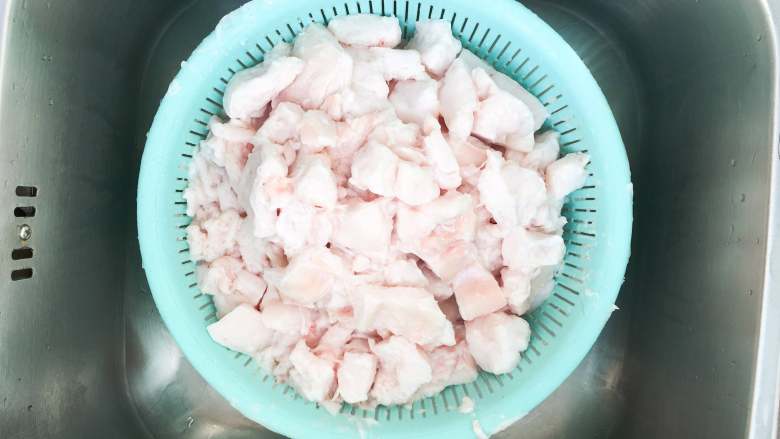 0失誤熬豬油,水溫降至手能夠在裡面“哪吒鬧海”的溫度時,便帶著橡膠手套將它們翻拌清洗乾淨后,裝入瀝水籃中控稍微乾水分(事後,我是極其討厭清理這個洗碗池子,哈哈哈,至於為什麼,你們試試就知道,特別是冬天)