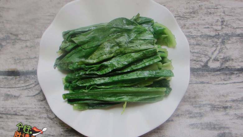 白灼油麦菜,捞起装盘,沥干水分
