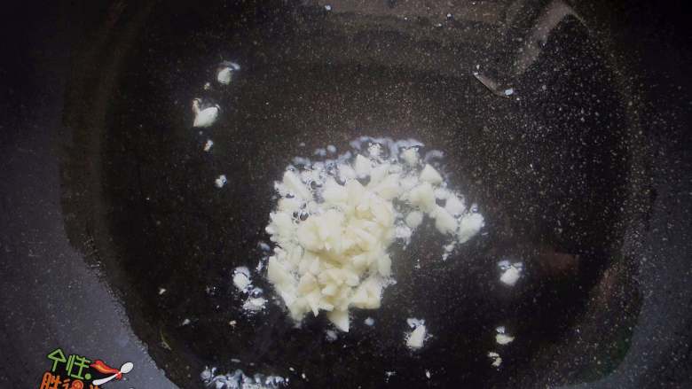 白灼油麦菜,小火慢慢煸炒蒜蓉,直至蒜蓉变成金黄色