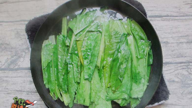 白灼油麦菜,锅里加清水,煮开后加少量盐,几滴油,入油麦菜焯熟