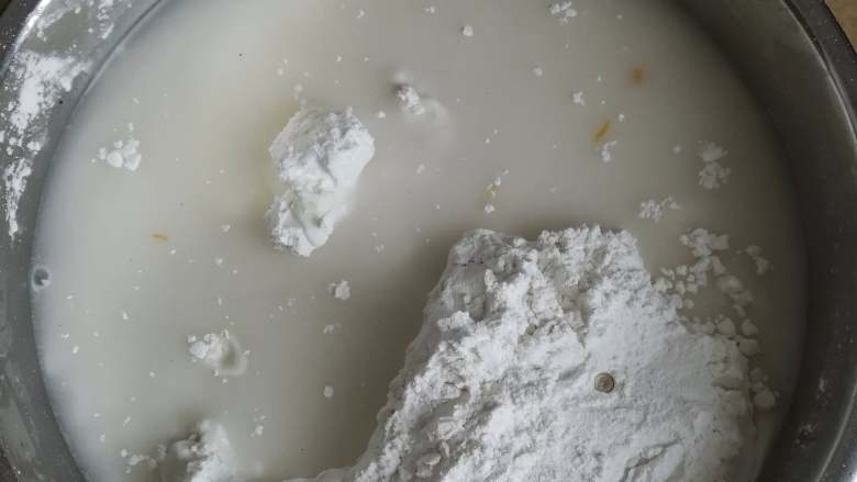 萝卜糕,将萝卜刨丝时出的萝卜汁和泡香菇时的水倒入面粉中,再加入水到250克。大概就是平常吃饭用的碗两碗的水分