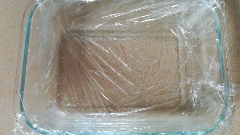 萝卜糕,在盆子内铺上一层保鲜膜,真的比刷油什么的好用多了