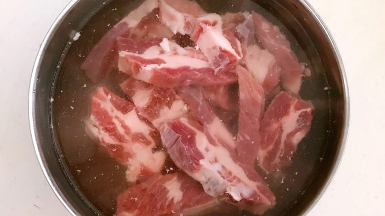 豉香蒸排骨,把排骨放入冷水中浸泡80分钟,每隔20分钟换一次水