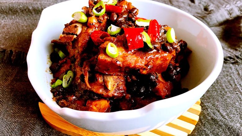 豉香蒸排骨,豉香蒸排骨做好了,豉香浓郁,肉香骨酥,美味至极~