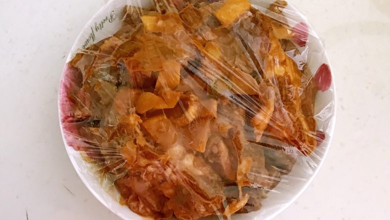 豉香蒸排骨,把调好味的排骨放入盘中,盖上保鲜膜,放入冰箱冷藏入味2小时左右