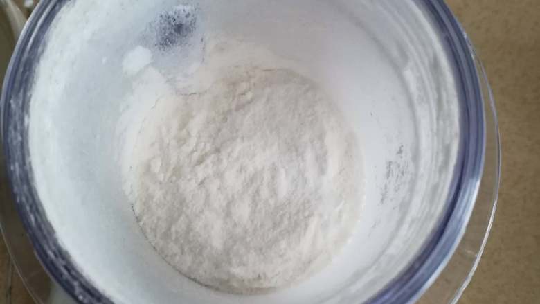 红豆沙糯米滋,注意一定要打磨得细腻点,这样吃的时候口感才会更好