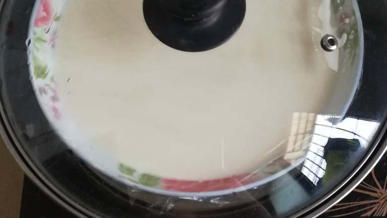 红豆沙糯米滋,盖上保鲜膜,大火蒸10分钟