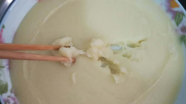 红豆沙糯米滋,蒸熟后的面团应该是一整块的,如果中间还是稀稀软软的说明没熟,还需要再蒸一下
