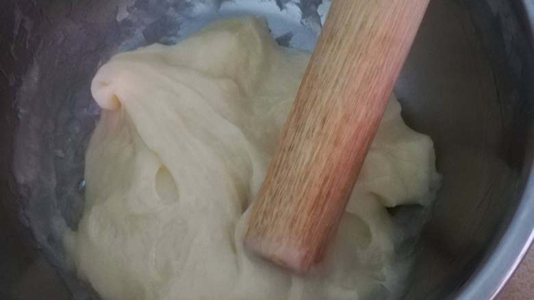 红豆沙糯米滋,转移至铁盆中,使用擀面杖进行捶打,经过捶打后的面团吃起来吃会有嚼劲