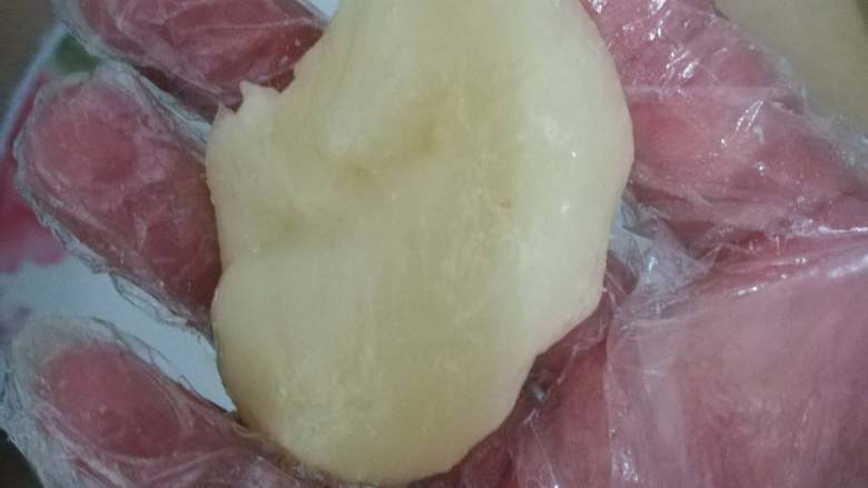 红豆沙糯米滋,先捏取一小块面团,此时表面是比较粗糙的