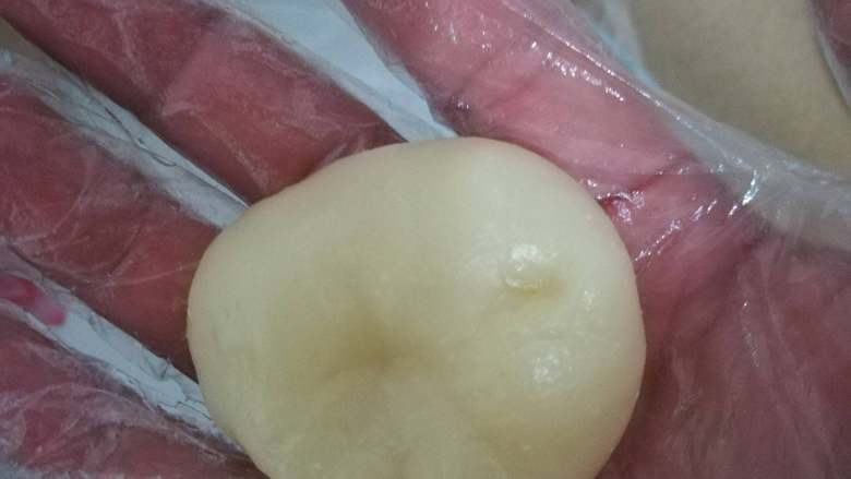 红豆沙糯米滋,利用翻折的方法,将边缘向里折压十来次,表皮就会很光滑了