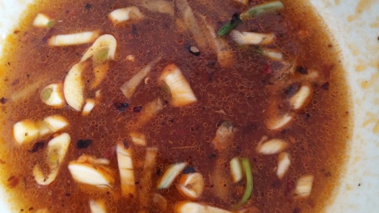 凉拌三丝,葱,姜,蒜,盐,十三香,鸡精,排骨粉,香醋,辣椒,黄豆酱,再加入少许水搅匀,