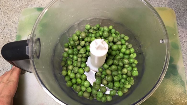 豌豆思慕雪,把豌豆倒入入料理机!