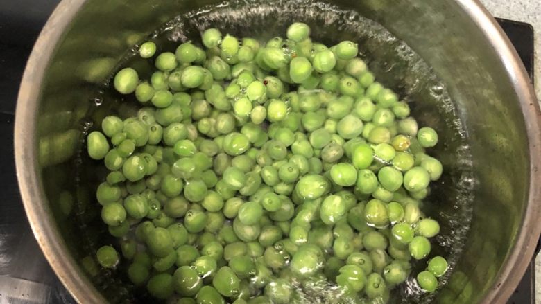 豌豆思慕雪,把豌豆倒入锅中,焯2分钟左右!沥干水分备用!