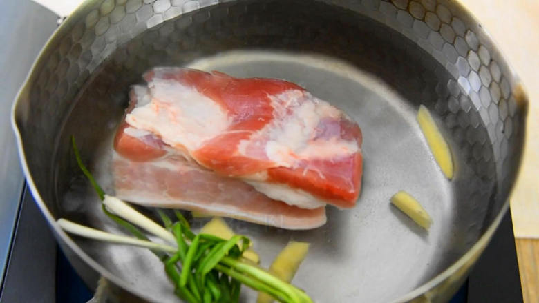 肥而不腻、甜咸适口的卤肉饭,轻轻松松干掉三碗米饭,姜葱和五花肉冷水下锅,加2勺料酒大火煮20分钟