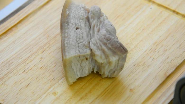 肥而不腻、甜咸适口的卤肉饭,轻轻松松干掉三碗米饭,将五花肉捞出洗净,切成肉丁