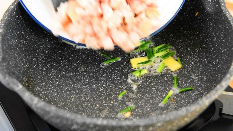 肥而不腻、甜咸适口的卤肉饭,轻轻松松干掉三碗米饭,炒香姜片,葱段;倒入肉丁,加1勺料酒、1勺老抽、2勺蚝油、2勺生抽、糖少许炒匀倒入清水,小火焖20分钟。