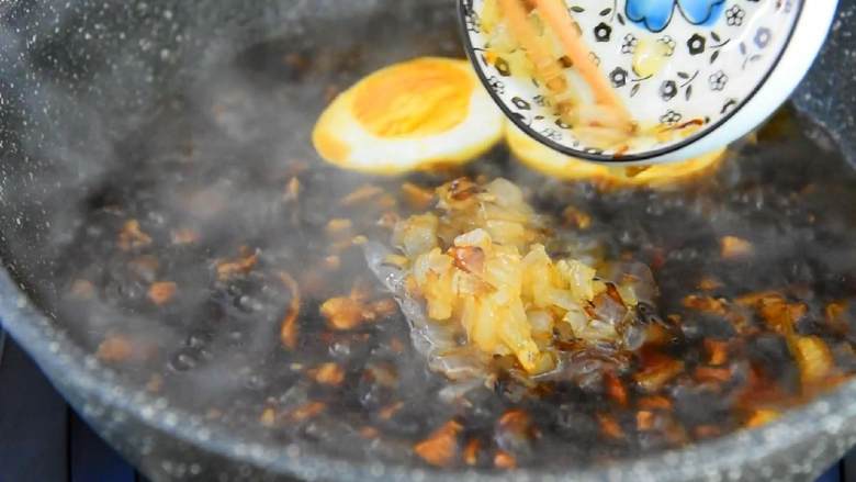 肥而不腻、甜咸适口的卤肉饭,轻轻松松干掉三碗米饭,鸡蛋放入锅中,倒入油酥,小火再煮5分钟即可。