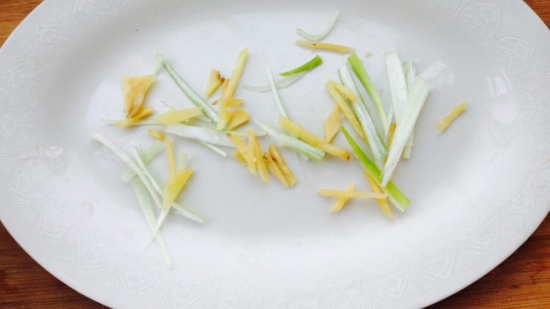 孔雀开屏鱼,盘底铺上姜丝,葱丝