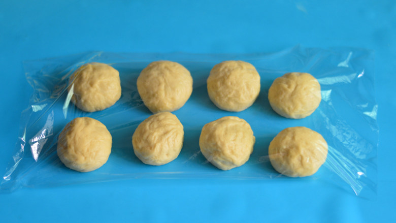 肠仔包,将面团揉匀排气,分割成8分,醒15分钟