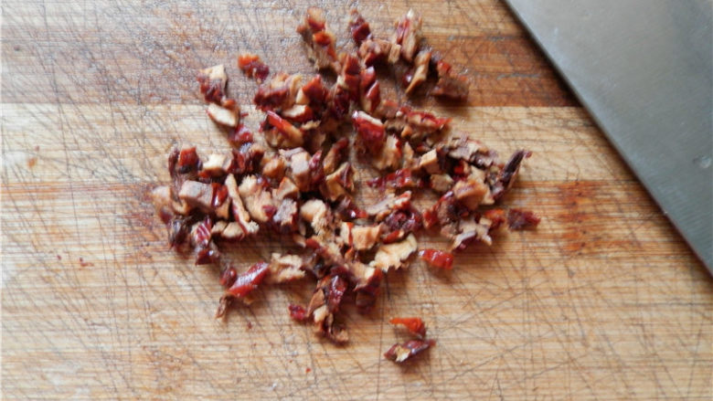 红枣玫瑰纸杯蛋糕,<a style='color:red;display:inline-block;' href='/shicai/ 2470'>红枣</a>洗净沥干水去核,切碎。