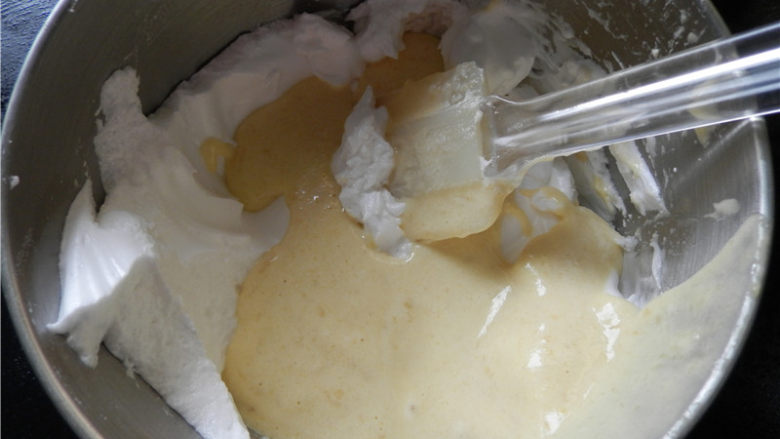 红枣玫瑰纸杯蛋糕,切拌好的蛋糕糊,再倒回剩下的蛋白霜中,同样快速翻拌均匀。