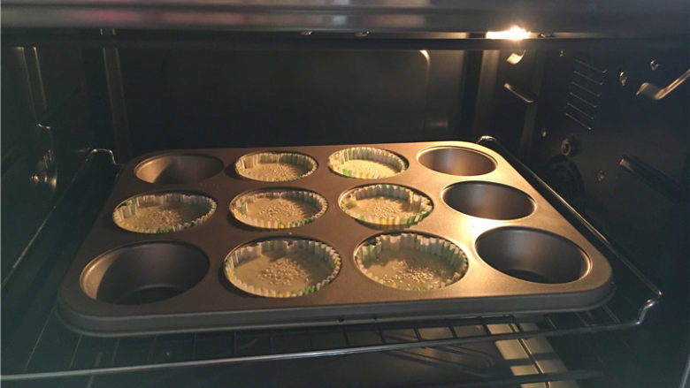 红枣玫瑰纸杯蛋糕,放入提前预热上火140度,下火165度的UKOEO烤箱中层,25分钟左右即可。