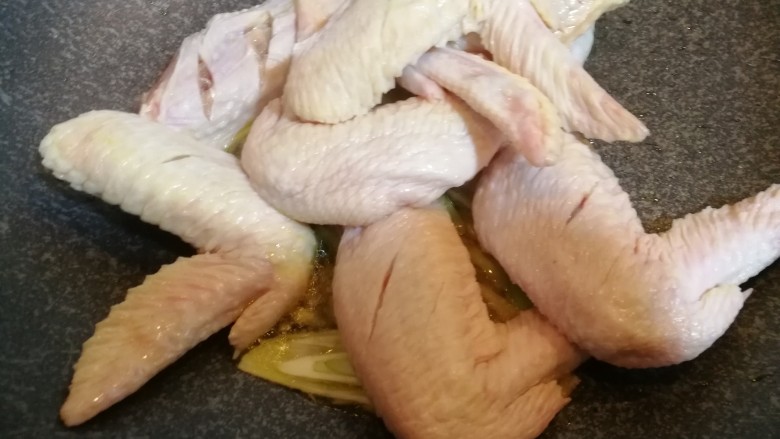 鸡全翅炖土豆,接着放入鸡全翅,