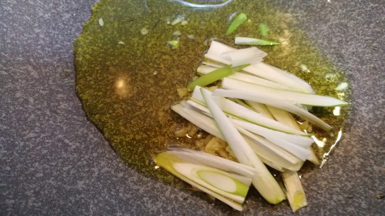 鸡全翅炖土豆,起锅放油烧热然后将葱,姜,放入。