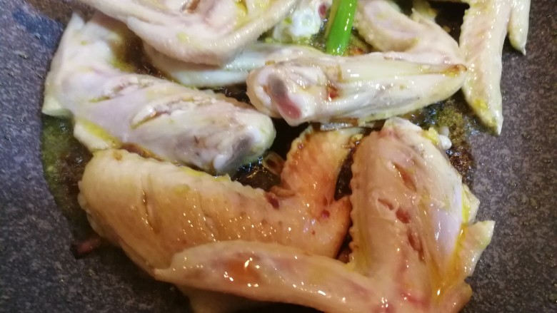 鸡全翅炖土豆,翻炒,