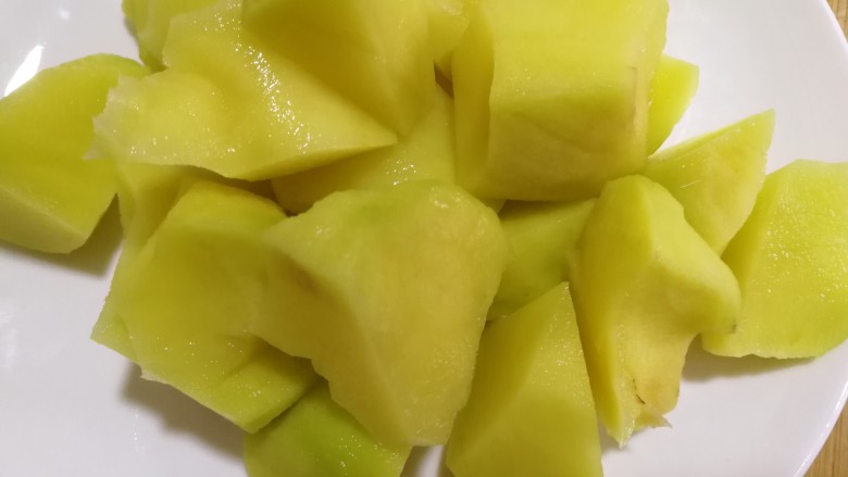 鸡全翅炖土豆,将土豆分成块,