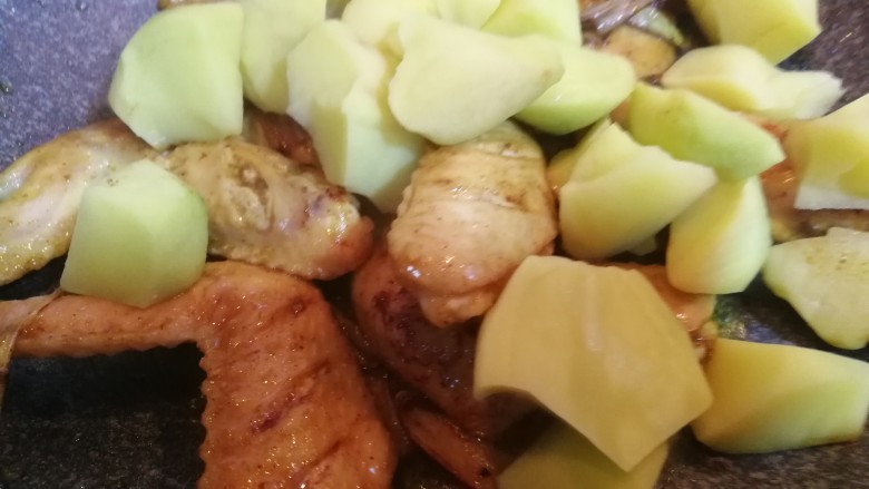鸡全翅炖土豆,放入土豆块,翻炒两下。